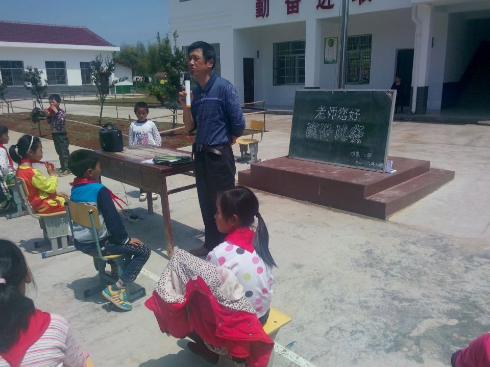 湖南省岳阳市华容县东山镇邓家小学图书角