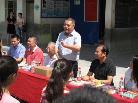 江西省赣州市石城县高田镇高田中心小学校园图书角