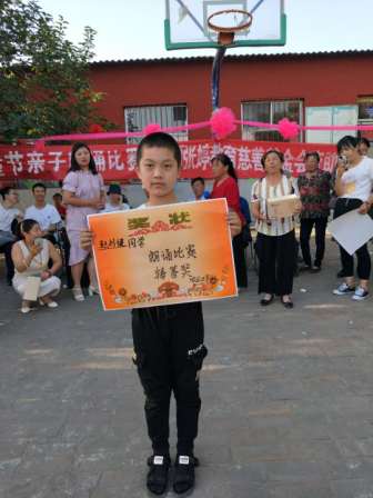 赵刘健同学因朗诵声情并茂获特等奖