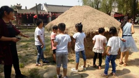 家庭阅读点游学小分队在文庙集体合影