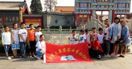 家庭阅读点游学小分队在文庙集体合影